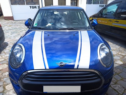 Mini Cooper mit silbernen Streifen auf der Motorhaube