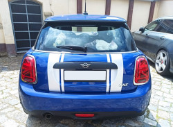 Mini Cooper mit silbernen Streifen am Heck